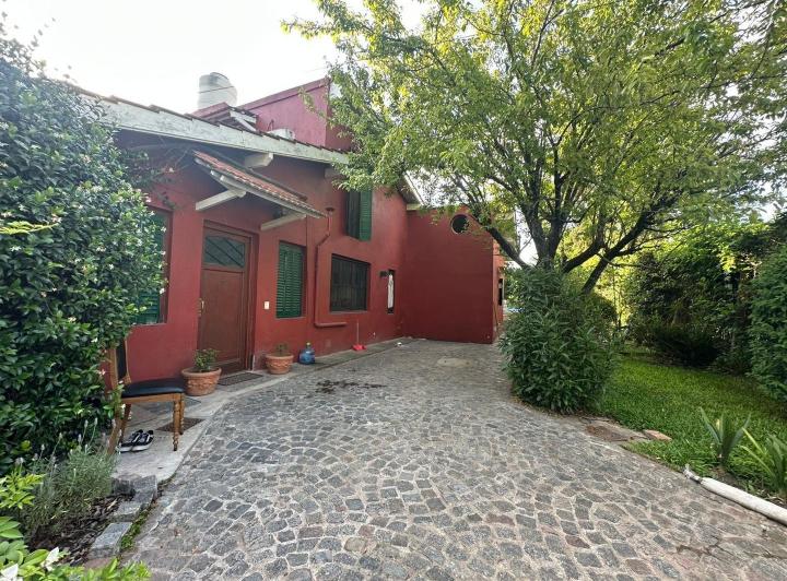 Casa · 140m² · 4 Ambientes · 2 Cocheras