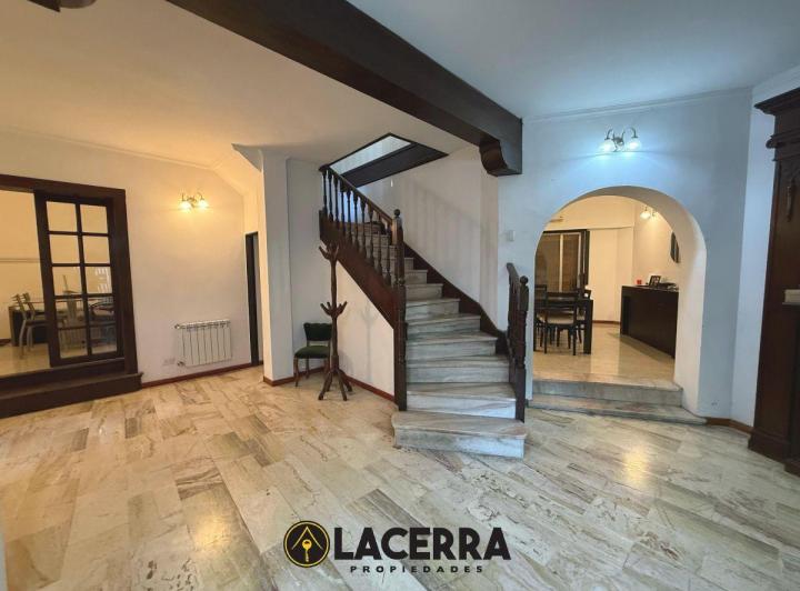 Casa · 195m² · 7 Ambientes · 1 Cochera