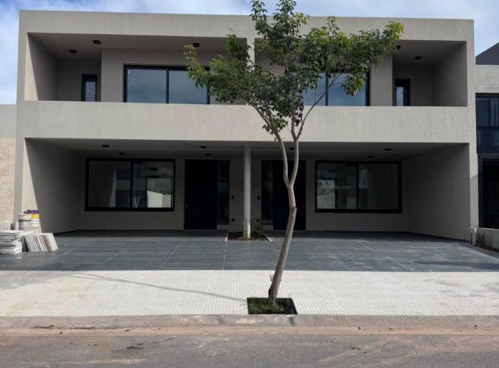 Casa · 190m² · 5 Ambientes · 2 Cocheras