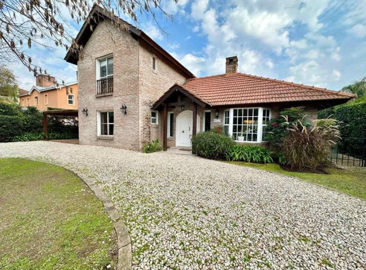 Casa · 170m² · 6 Ambientes · 3 Cocheras