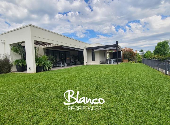 Casa · 228m² · 6 Ambientes · 1 Cochera