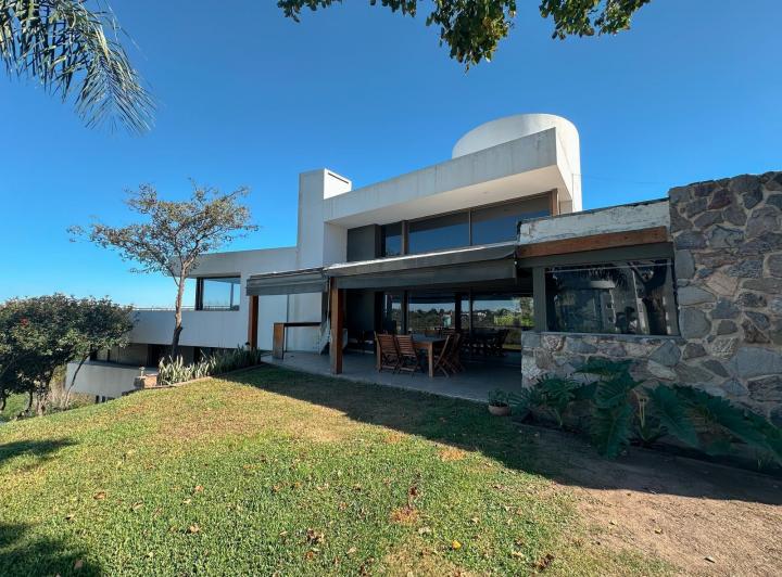 Casa · 375m² · 8 Ambientes · 2 Cocheras