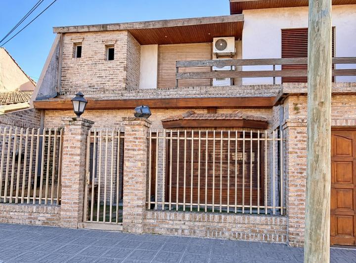 Casa · 236m² · 6 Ambientes · 3 Cocheras