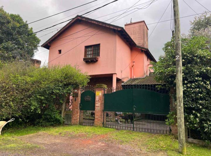 Casa · 200m² · 5 Ambientes · 1 Cochera