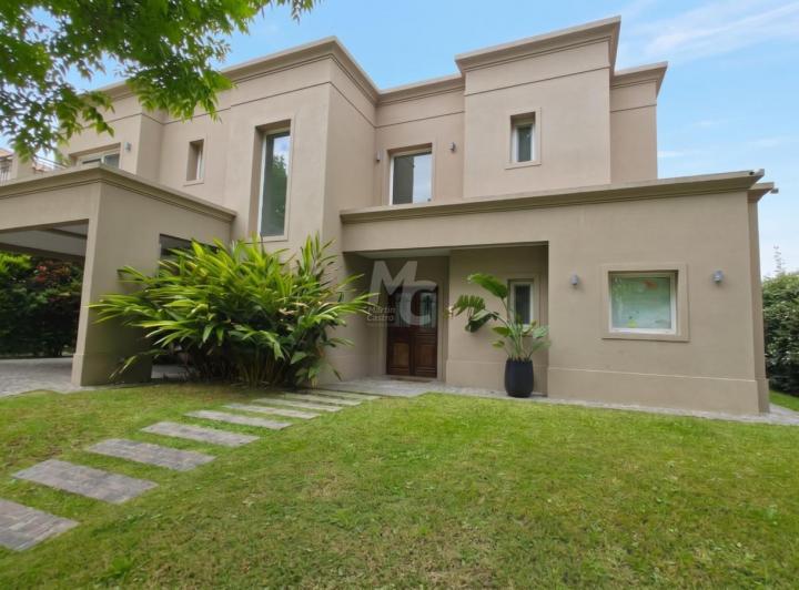 Casa · 310m² · 6 Ambientes · 2 Cocheras