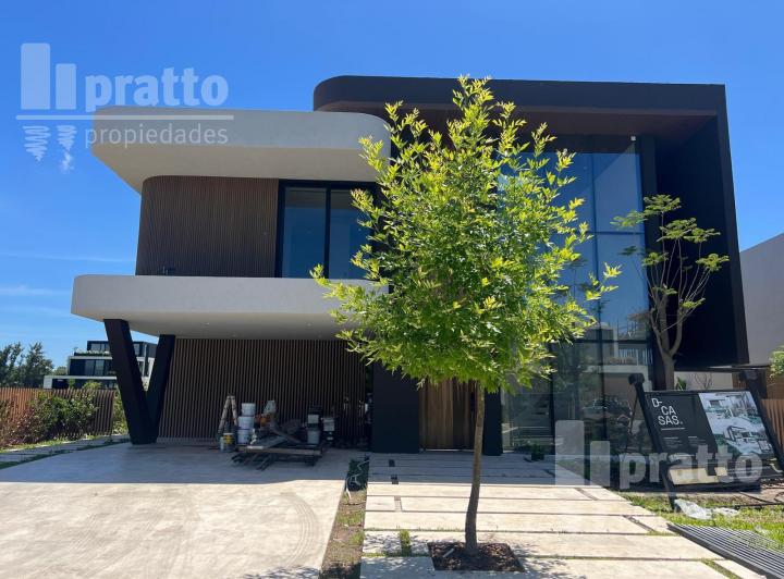 Casa · 9080000ha · 7 Ambientes · 2 Cocheras