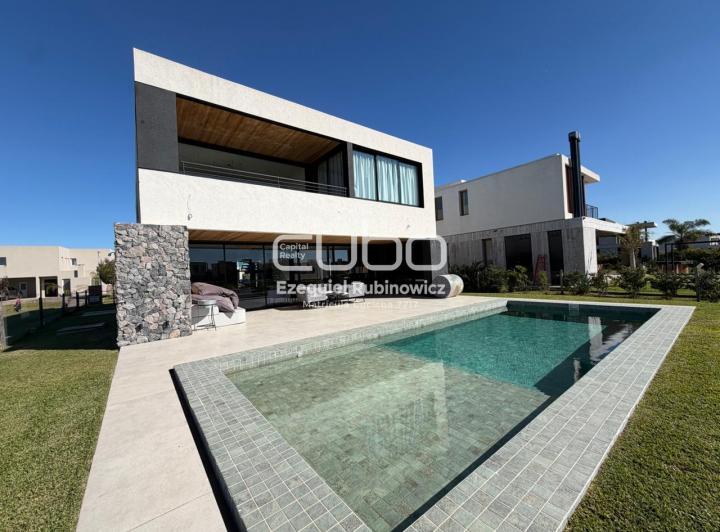 Casa · 362m² · 9 Ambientes · 2 Cocheras