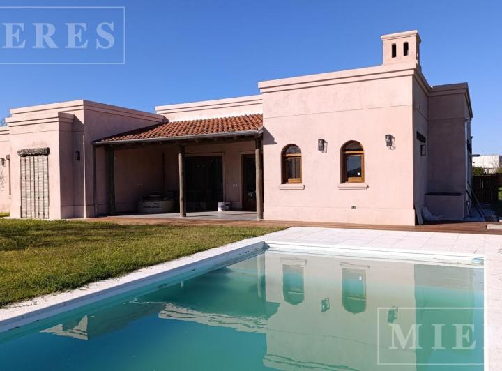 Casa · 270m² · 6 Ambientes · 2 Cocheras