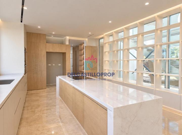Casa · 315m² · 9 Ambientes · 4 Cocheras