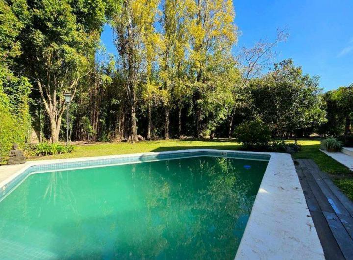 Casa · 550m² · 6 Ambientes · 3 Cocheras