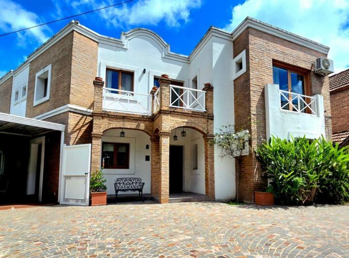 Casa · 214m² · 8 Ambientes · 2 Cocheras