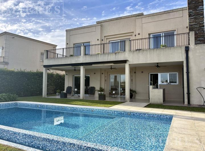 Casa · 166m² · 6 Ambientes · 1 Cochera