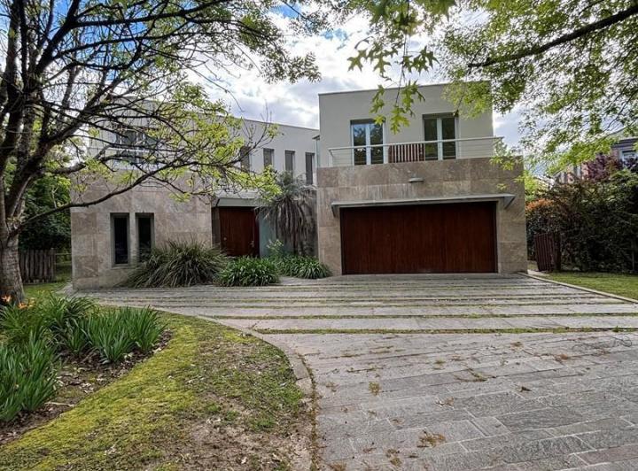 Casa · 464m² · 6 Ambientes · 1 Cochera