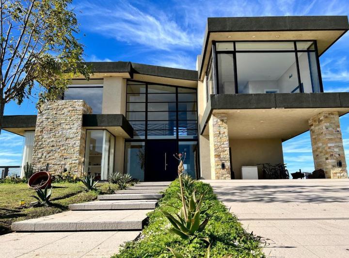 Casa · 377m² · 7 Ambientes · 4 Cocheras