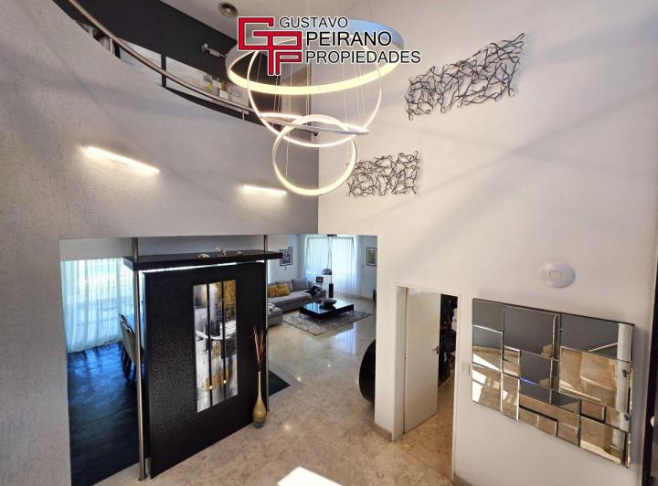 Casa · 340m² · 6 Ambientes · 2 Cocheras