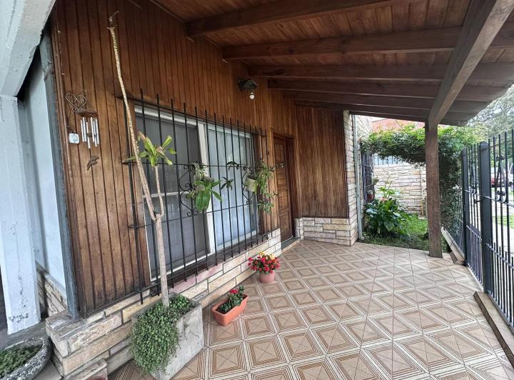 Casa · 201m² · 5 Ambientes · 1 Cochera