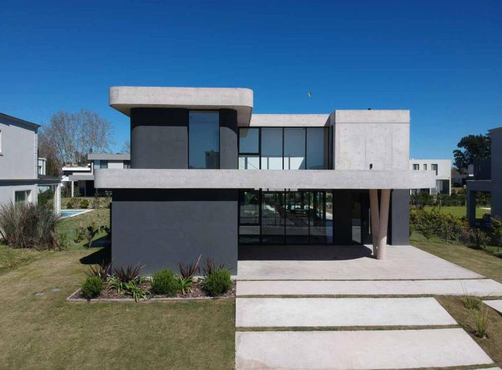 Casa · 245m² · 6 Ambientes · 2 Cocheras