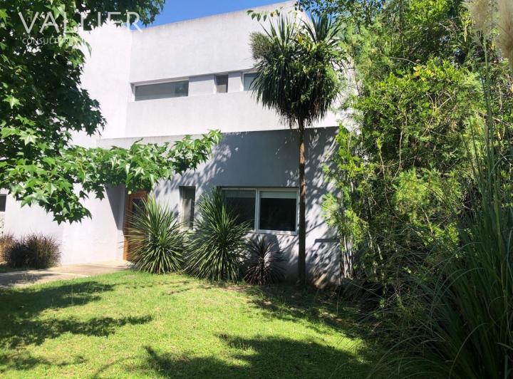 Casa · 220m² · 6 Ambientes · 1 Cochera