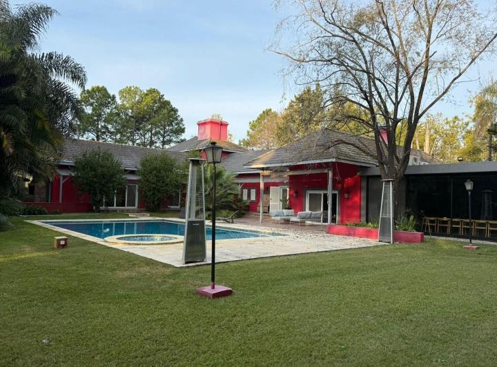 Casa · 619m² · 7 Ambientes · 10 Cocheras