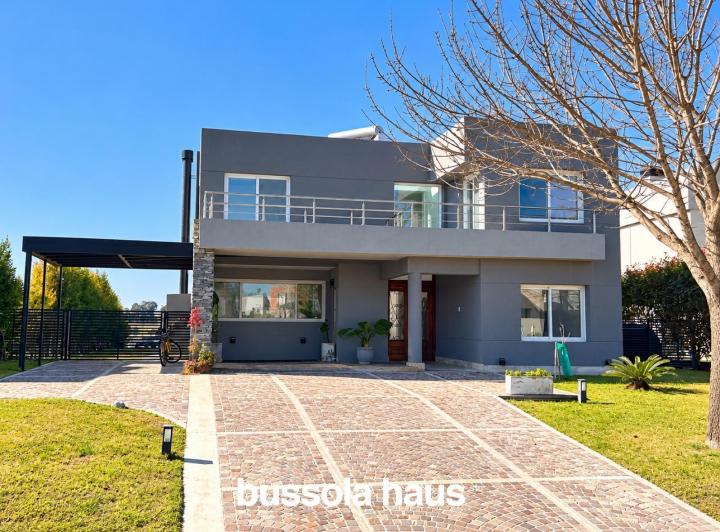 Casa · 293m² · 5 Ambientes · 3 Cocheras