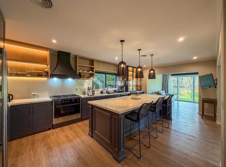 Casa · 310m² · 5 Ambientes · 1 Cochera