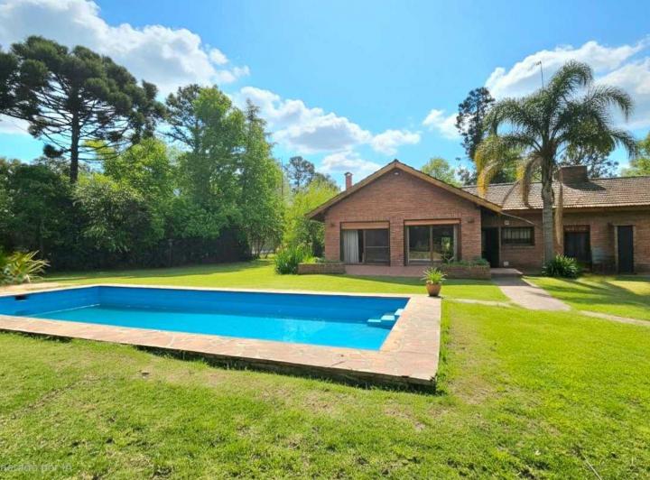 Casa · 244m² · 6 Ambientes · 3 Cocheras
