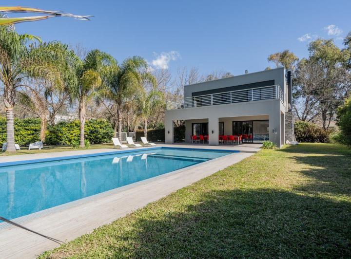 Casa · 250m² · 6 Ambientes · 4 Cocheras
