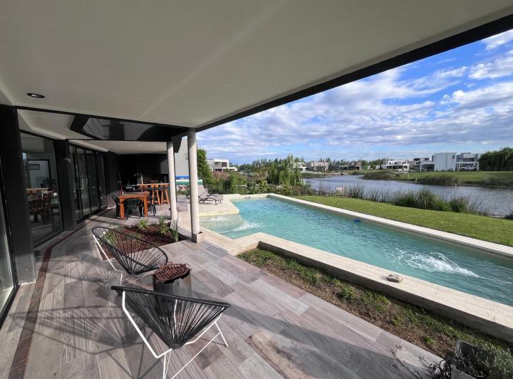 Casa · 245m² · 5 Ambientes · 4 Cocheras