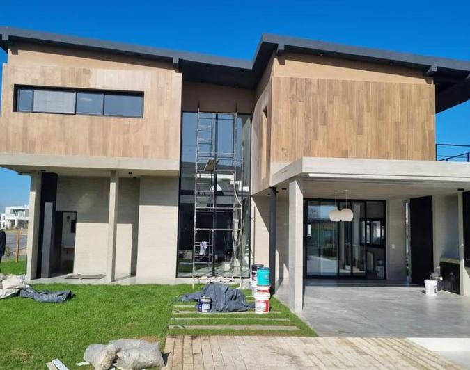 Casa · 215m² · 6 Ambientes · 3 Cocheras