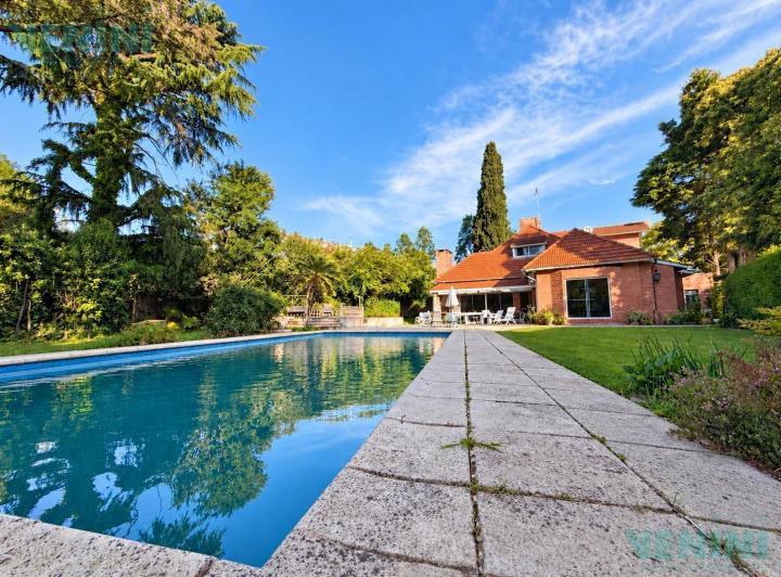 Casa · 420m² · 7 Ambientes · 7 Cocheras