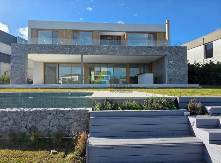 Casa · 429m² · 8 Ambientes · 2 Cocheras