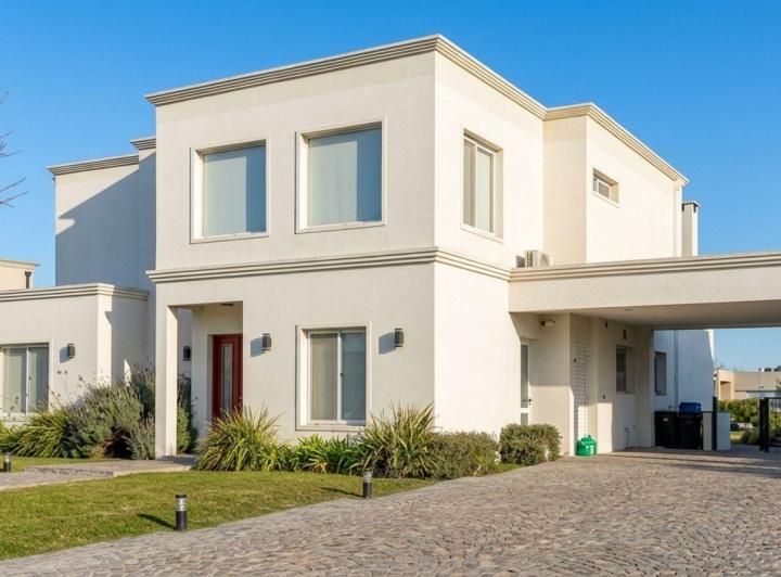 Casa · 217m² · 5 Ambientes · 2 Cocheras