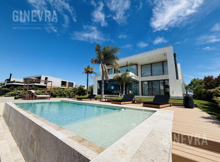 Casa · 338m² · 8 Ambientes · 6 Cocheras