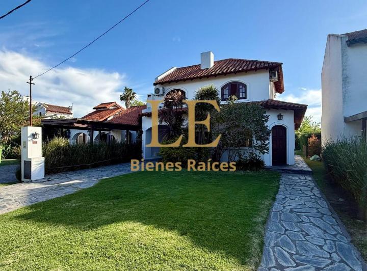 Casa · 185m² · 5 Ambientes · 3 Cocheras