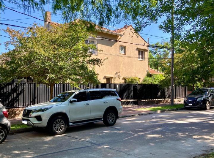 Casa · 300m² · 6 Ambientes · 4 Cocheras