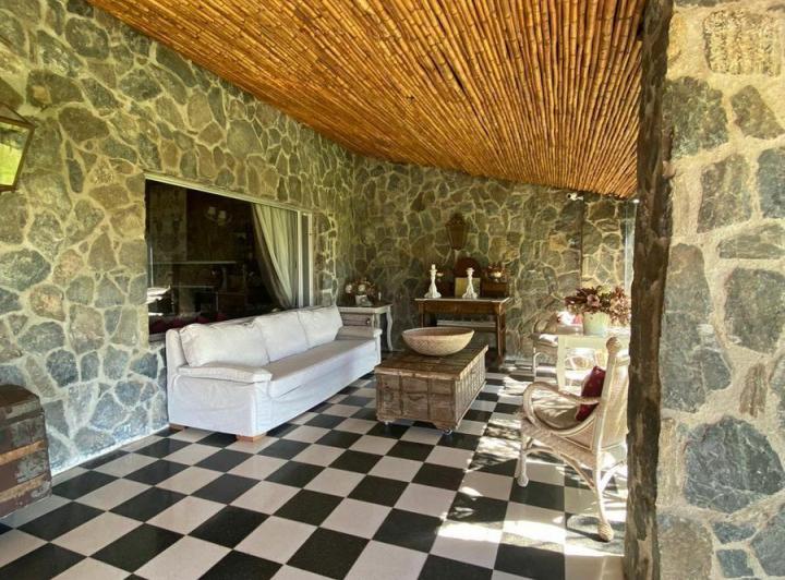Casa · 1000m² · 5 Ambientes · 3 Cocheras