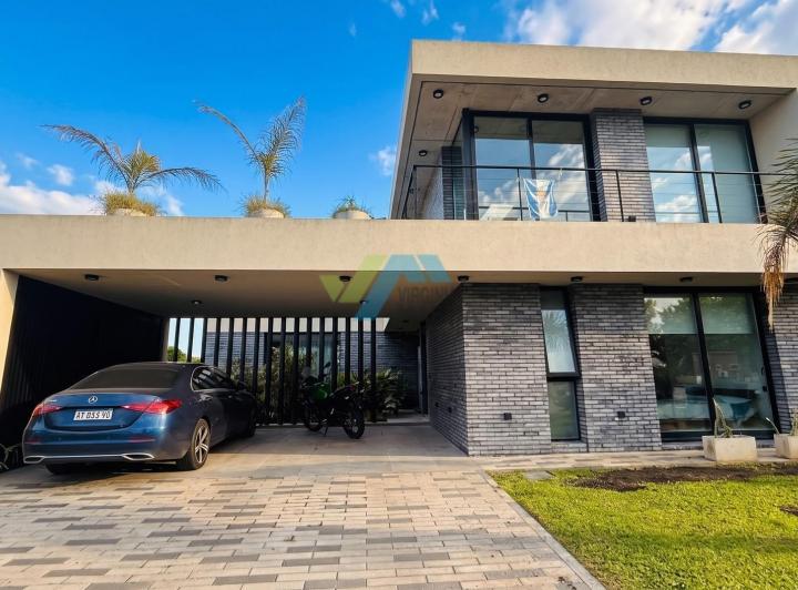 Casa · 220m² · 4 Ambientes · 2 Cocheras