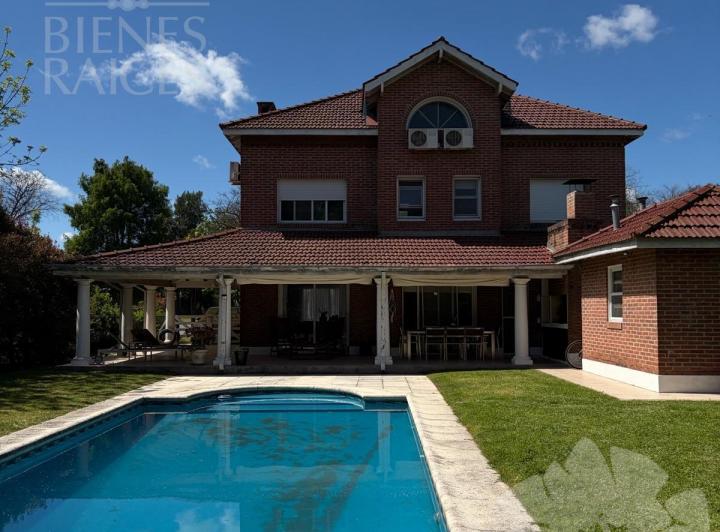 Casa · 310m² · 7 Ambientes · 1 Cochera
