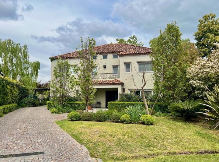 Casa · 304m² · 7 Ambientes · 1 Cochera