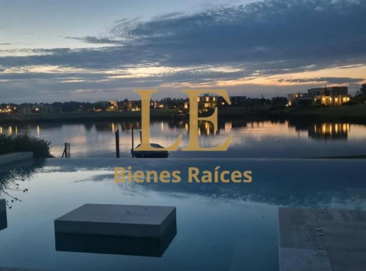 Casa · 320m² · 7 Ambientes · 4 Cocheras