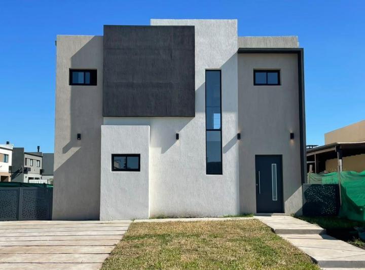 Casa · 140m² · 4 Ambientes · 2 Cocheras