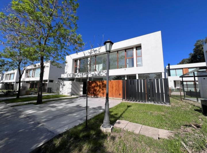 Casa · 164m² · 6 Ambientes · 4 Cocheras