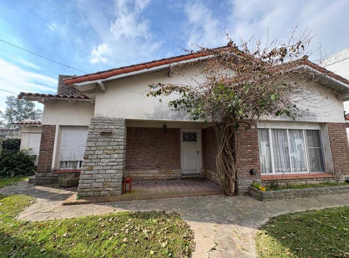 Casa · 700m² · 3 Ambientes · 2 Cocheras