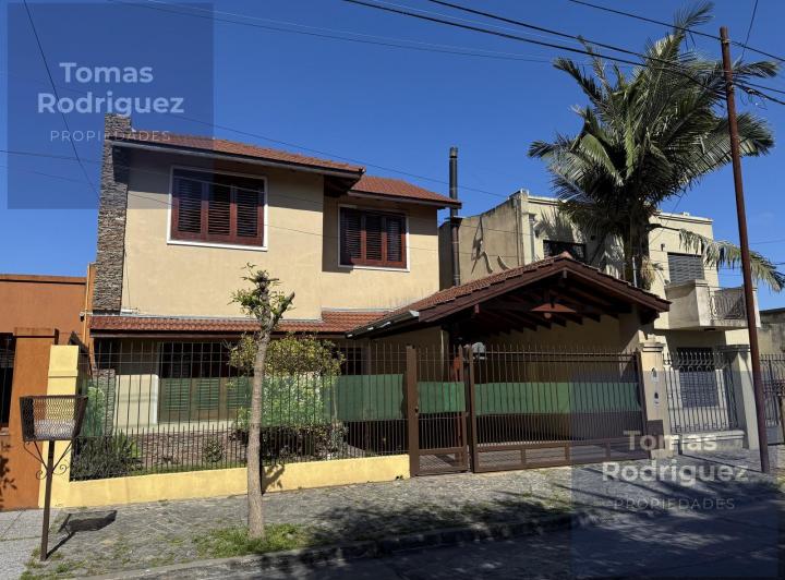 Casa · 215m² · 5 Ambientes · 2 Cocheras