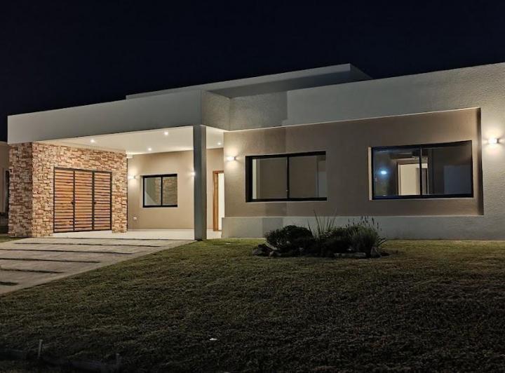 Casa · 212m² · 5 Ambientes · 2 Cocheras