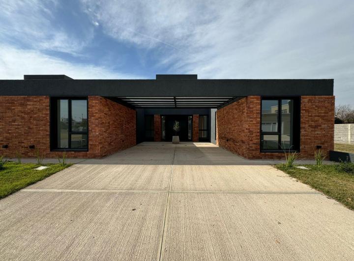 Casa · 110m² · 4 Ambientes · 1 Cochera