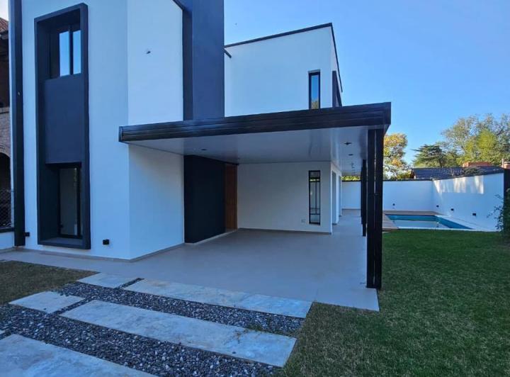 Casa · 140m² · 6 Ambientes · 1 Cochera