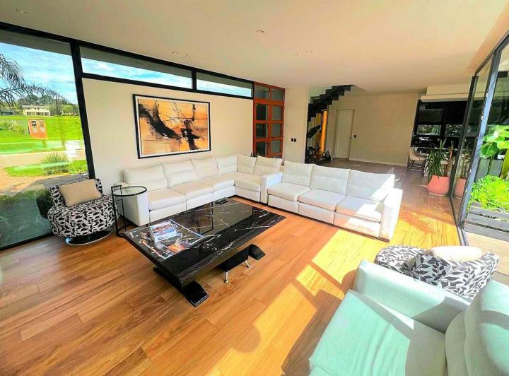 Casa · 330m² · 4 Ambientes · 1 Cochera