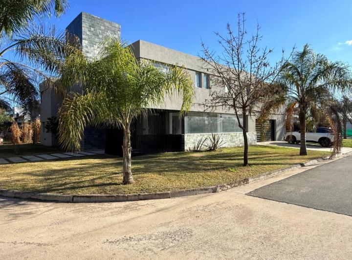 Casa · 400m² · 8 Ambientes · 4 Cocheras