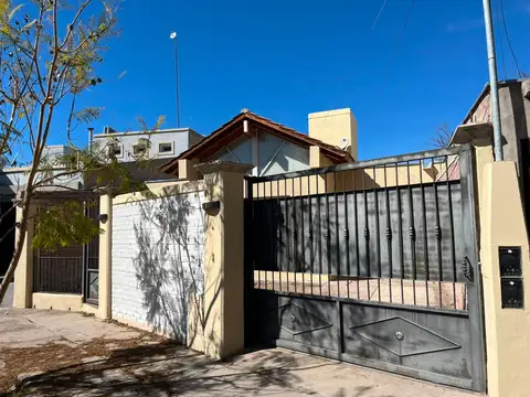 Casa en alquiler con amplio jardin en las heras